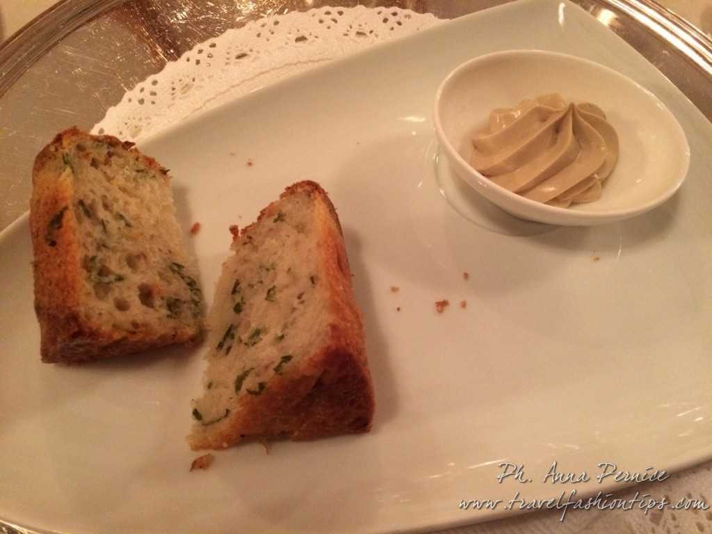 pane fatto in casa con noci e rucola e composta di zucca