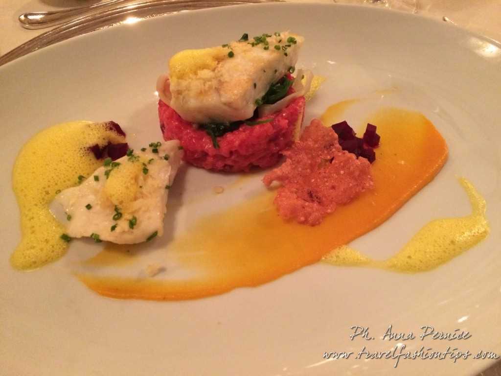 Filetto di rombo in camicia con il pangrattato limone, finocchio e spinaci novelli, risotto barbabietole, crescione e salsa allo zafferano schiumosa