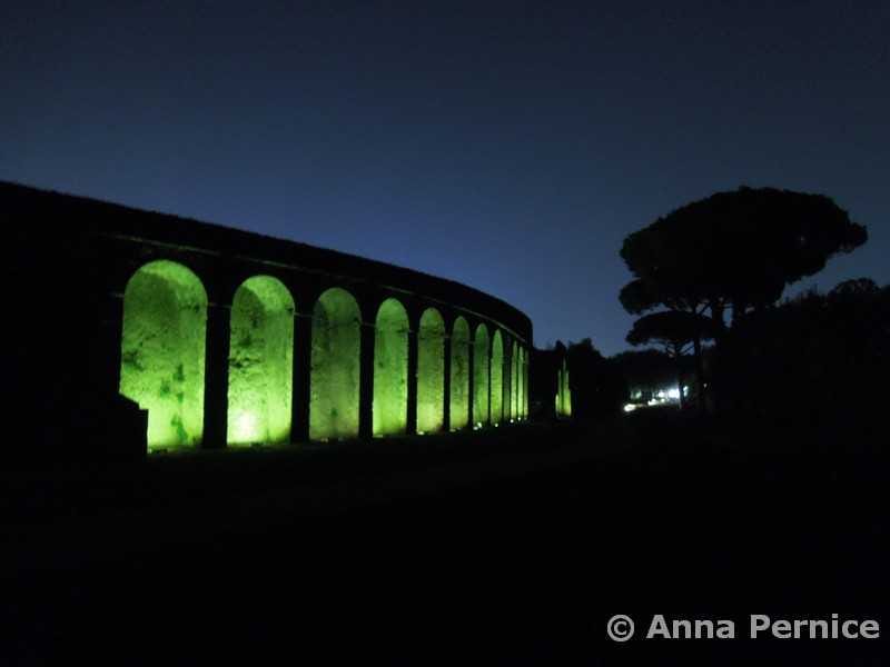 Scavi di Pompei di notte