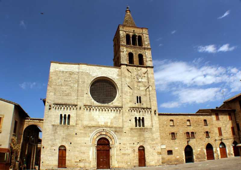 Bevagna chiesa