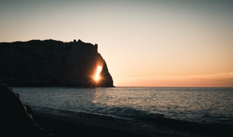 Fonte: Unsplash. Le falesie di alabastro di Étretat