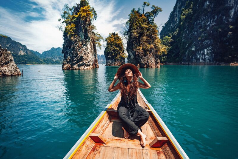 Happy,Young,Woman,Tourist,In,Asian,Hat,On,The,Boat