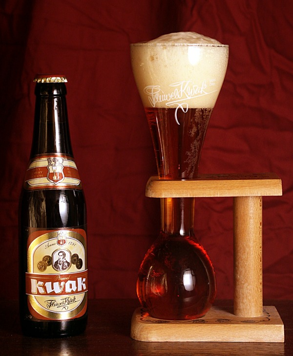 Fonte Wikipedia. La birra Kwak e il suo tradizionale bicchiere