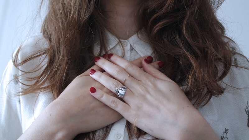 Fonte: Unsplash. Il celebre Claddagh Ring irlandese