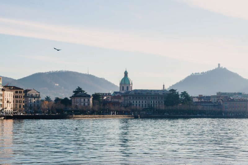 Fonte: Unsplash. Splendida vista di Como dal Lago