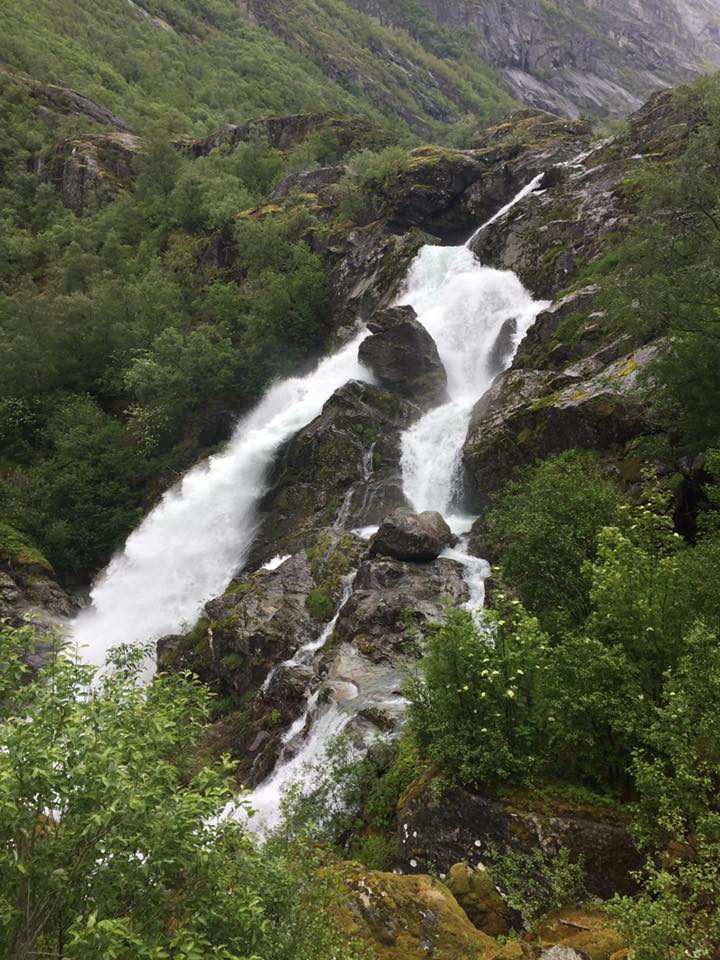 Foto: Cascata lungo il percorso per il Briksdalsbreen